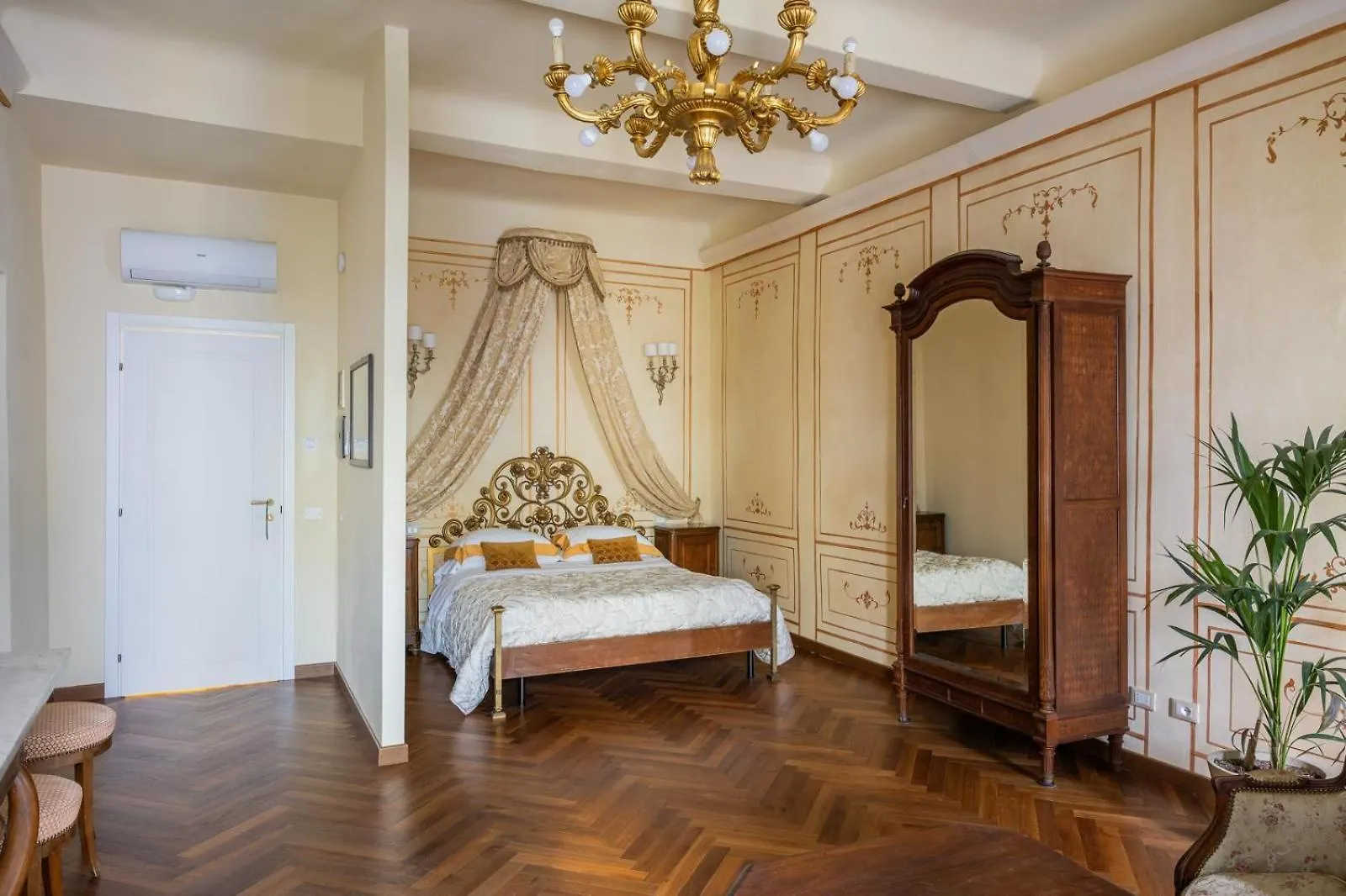Palazzo Lari Sarzana Hotel 0*,  Italy